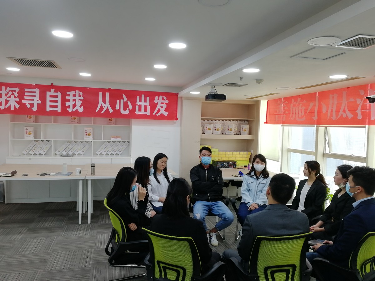 图为内训会现场——员工互动 图为内训会现场——员工互动